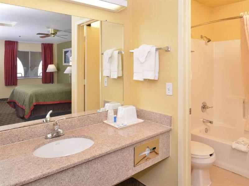 Rodeway Inn Делано Экстерьер фото