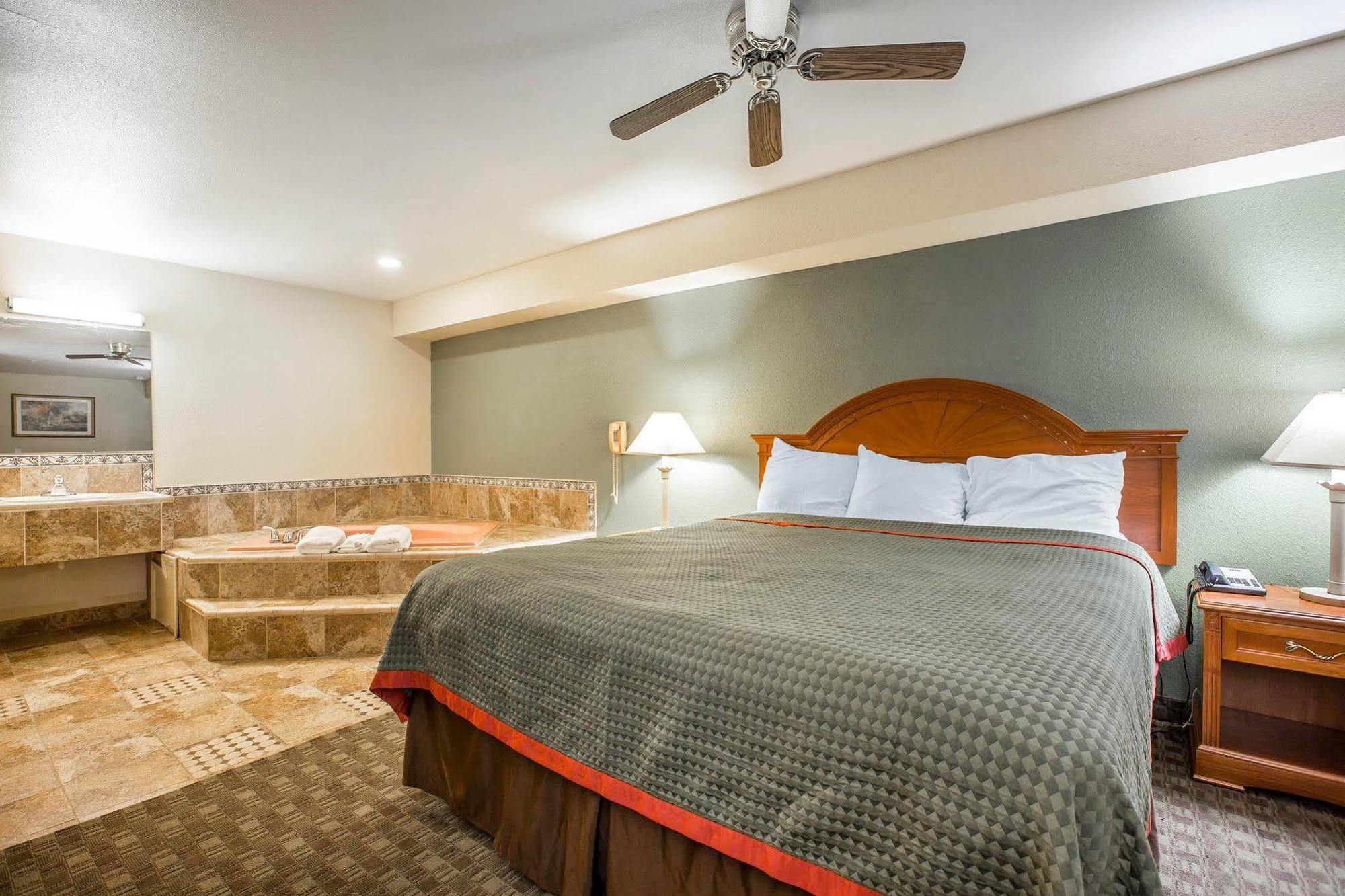 Rodeway Inn Делано Экстерьер фото