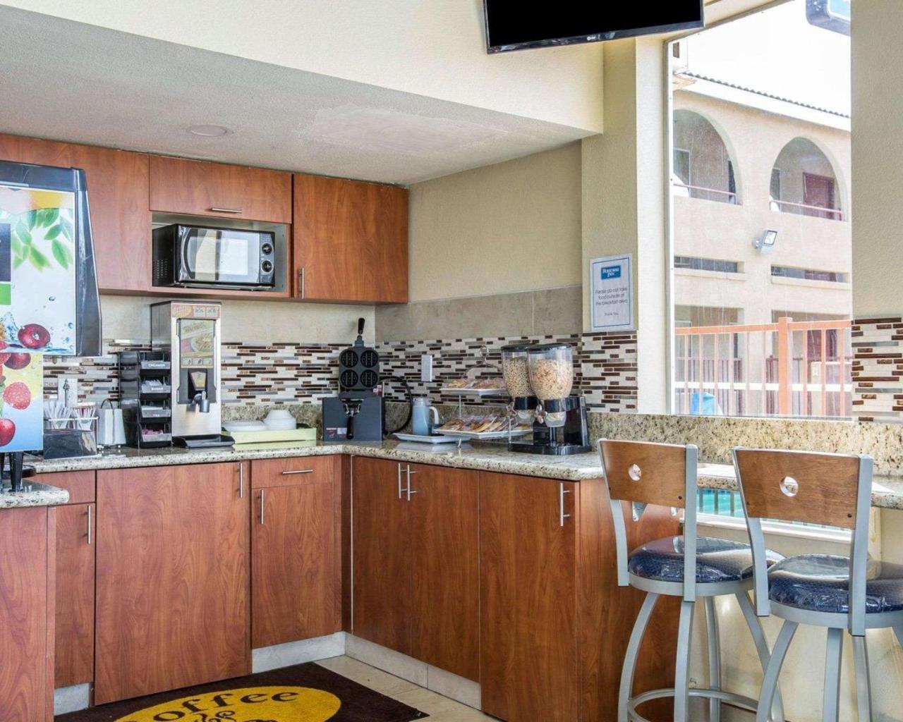 Rodeway Inn Делано Экстерьер фото